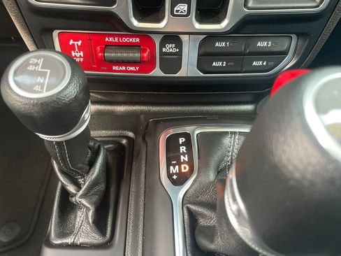 Used 2024 Jeep Gladiator Mojave w/ Convenience Group image 12