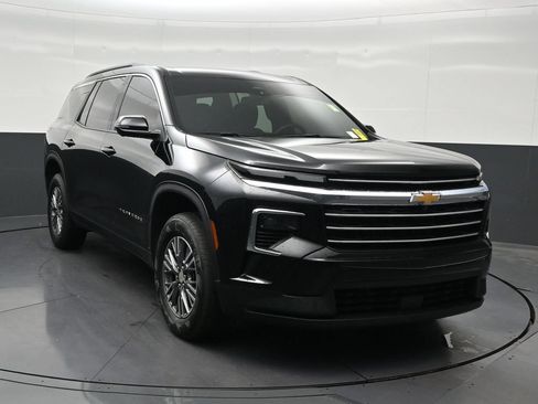 Used 2025 Chevrolet Traverse LT w/ Driver Confidence Package FWD image 8