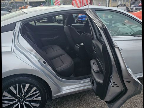 Used 2024 Nissan Altima 2.5 SV image 10