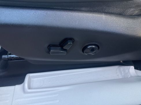 Used 2021 Chrysler Pacifica Touring-L image 15