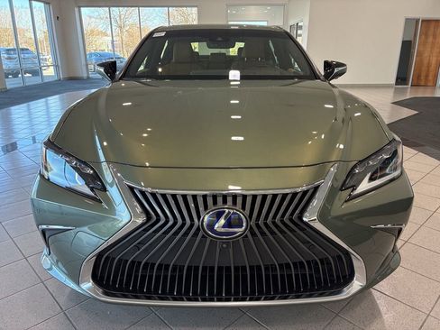 Certified 2019 Lexus ES 300h Ultra Luxury image 2