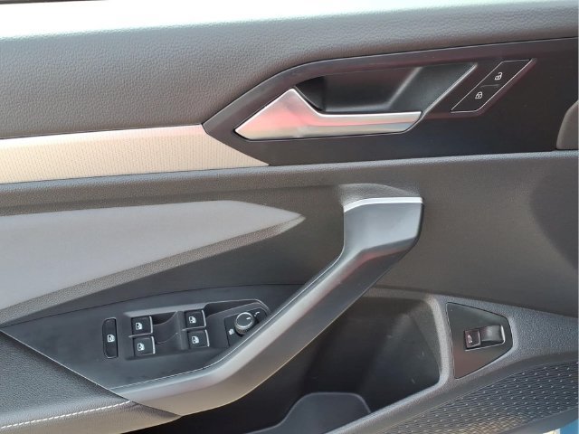 Used 2025 Volkswagen Jetta SE FWD image 15
