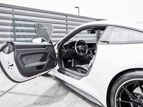 Used 2026 Porsche 911 GT3 w/ Weissach Package RWD image 33