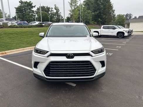 Used 2024 Toyota Grand Highlander FWD image 3