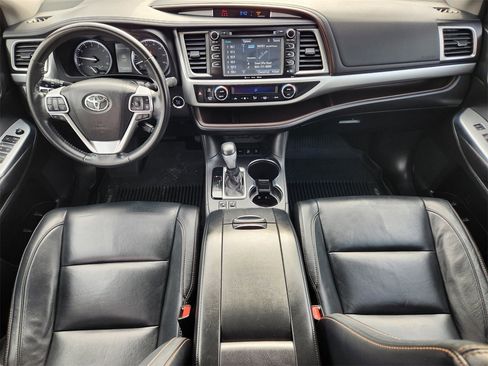 Used 2017 Toyota Highlander XLE image 25