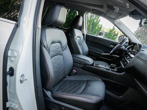 Used 2024 Nissan Pathfinder Platinum w/ Cargo Package image 34