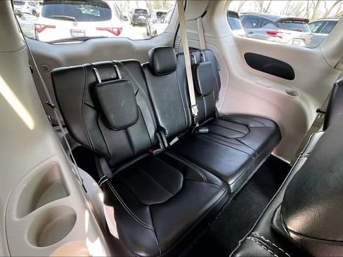 Used 2024 Chrysler Pacifica Touring-L image 39