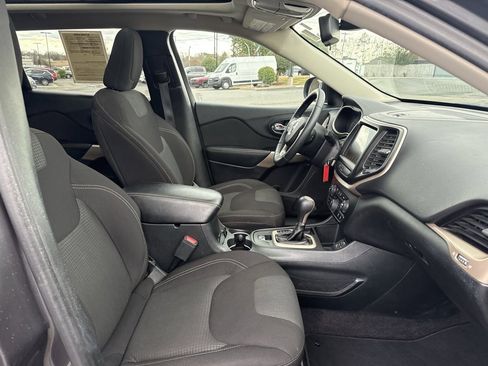 Used 2017 Jeep Cherokee Latitude w/ Safety/Convenience Group image 31