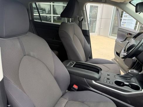 Used 2024 Toyota Highlander LE AWD/4WD image 29
