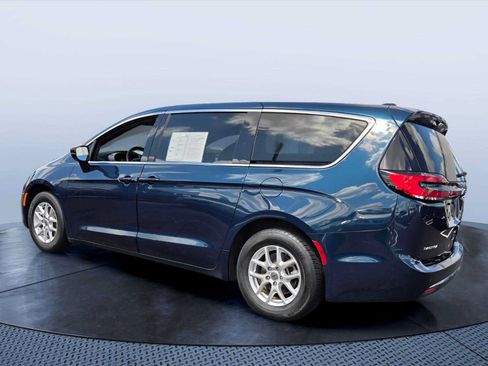Used 2025 Chrysler Pacifica Select FWD image 4