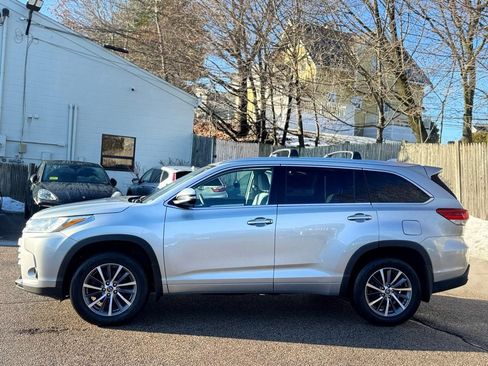 Used 2018 Toyota Highlander XLE image 3