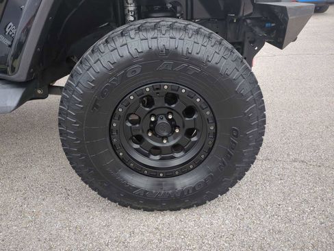 Used 2018 Jeep Wrangler Unlimited Sahara image 32