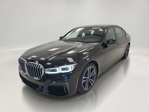 Used 2022 BMW 740i xDrive w/ M Sport Package AWD/4WD image 3