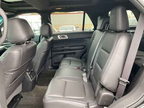 Used 2015 Ford Explorer XLT w/ Equipment Group 202B AWD/4WD image 16