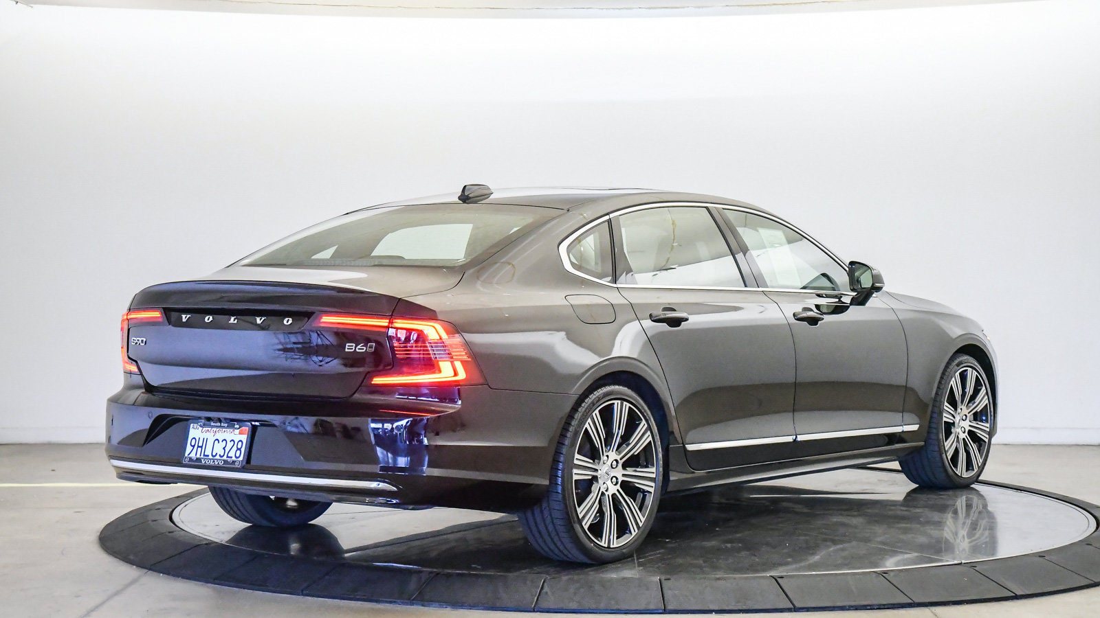 Certified 2023 Volvo S90 B6 Plus AWD/4WD image 5