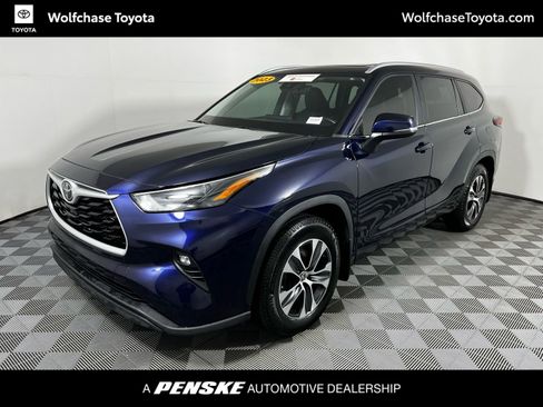 Certified 2023 Toyota Highlander XLE image 1