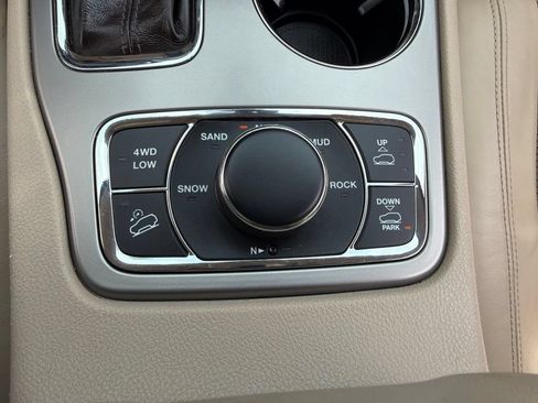 Used 2021 Jeep Grand Cherokee Overland AWD/4WD image 40