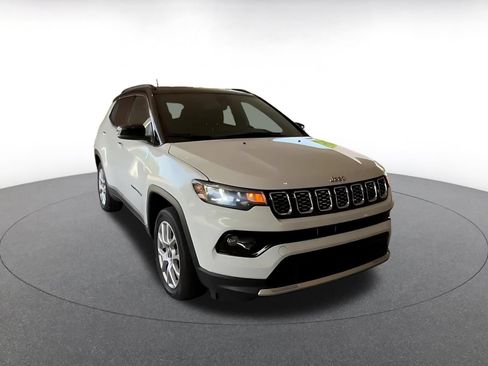Used 2025 Jeep Compass Limited AWD/4WD image 3