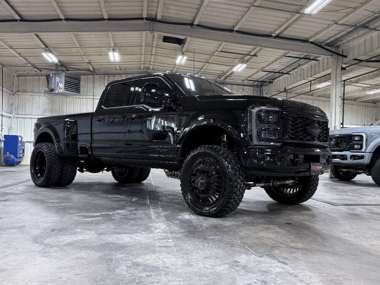Used 2026 Ford F450 Platinum w/ FX4 Off-Road Package AWD/4WD image 2