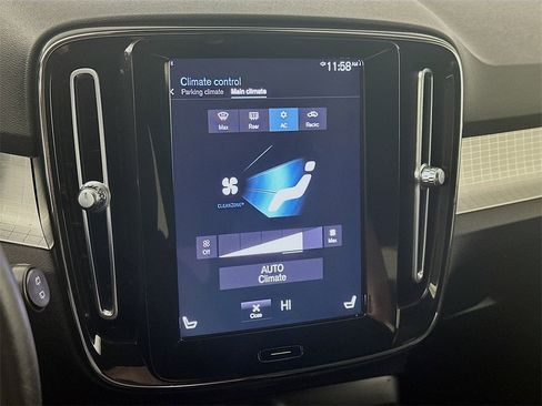 Used 2022 Volvo XC40 T4 Momentum image 18