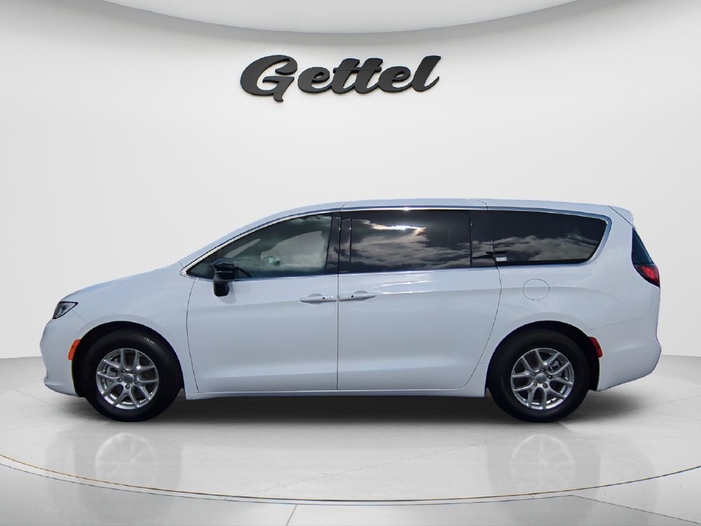Used 2025 Chrysler Pacifica Select FWD image 2