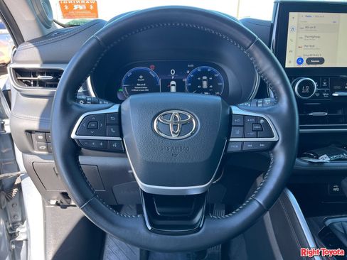 Used 2023 Toyota Highlander Platinum FWD image 21