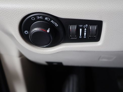 Used 2023 Chrysler Voyager LX FWD image 31