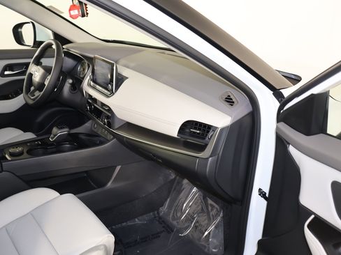 Used 2025 Nissan Rogue SV w/ SV Premium Package image 40