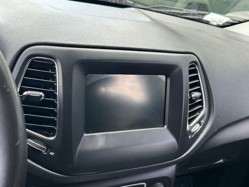 Used 2019 Jeep Compass Latitude image 18