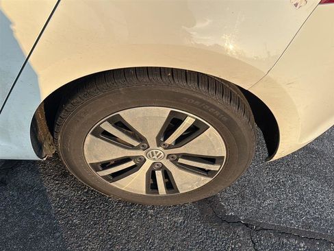 Used 2016 Volkswagen e-Golf SE image 7