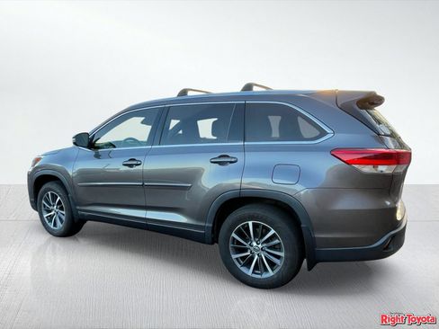 Used 2017 Toyota Highlander XLE AWD/4WD image 3