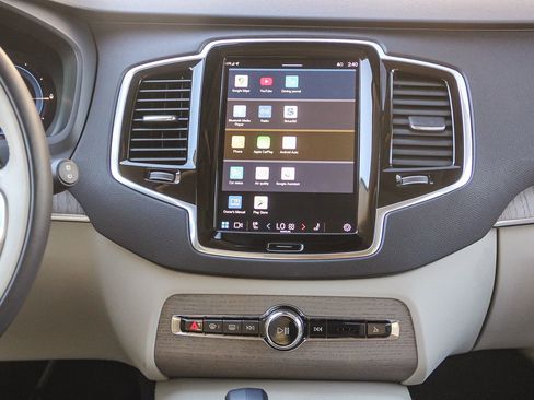 Used 2025 Volvo XC90 T8 Plus image 14