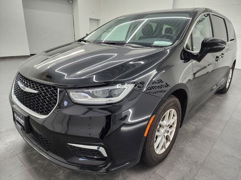 Used 2024 Chrysler Pacifica Touring-L image 7