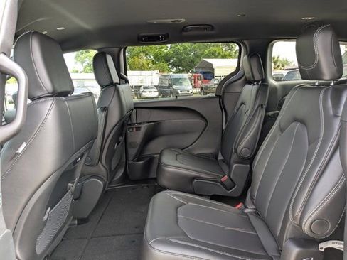 New 2026 Chrysler Pacifica Select FWD image 14