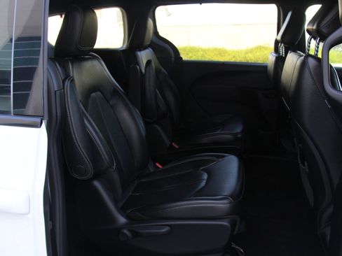 Used 2020 Chrysler Pacifica Touring-L w/ S Appearance Package FWD image 30