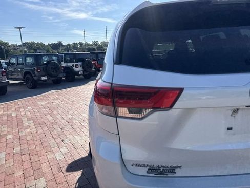 Used 2018 Toyota Highlander LE FWD image 10