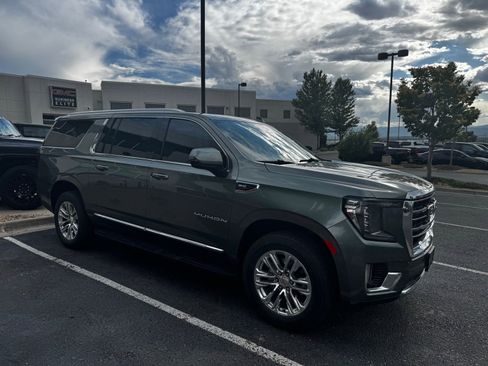 Used 2023 GMC Yukon XL SLT w/ SLT Premium Package AWD/4WD image 3