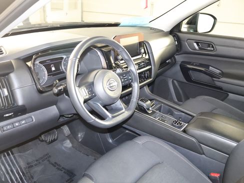 Used 2025 Nissan Pathfinder SV image 2