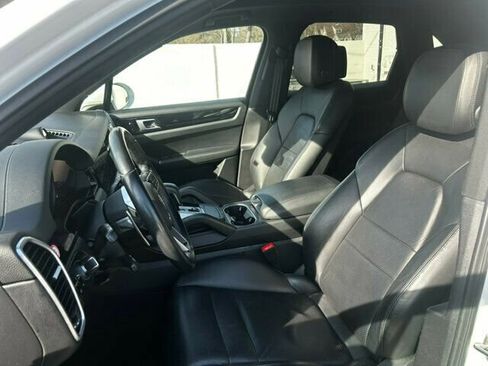 Used 2019 Porsche Cayenne MSRP$70700/Heated Seats/Blind image 10