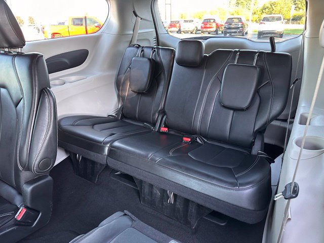Used 2024 Chrysler Pacifica Touring-L FWD image 12
