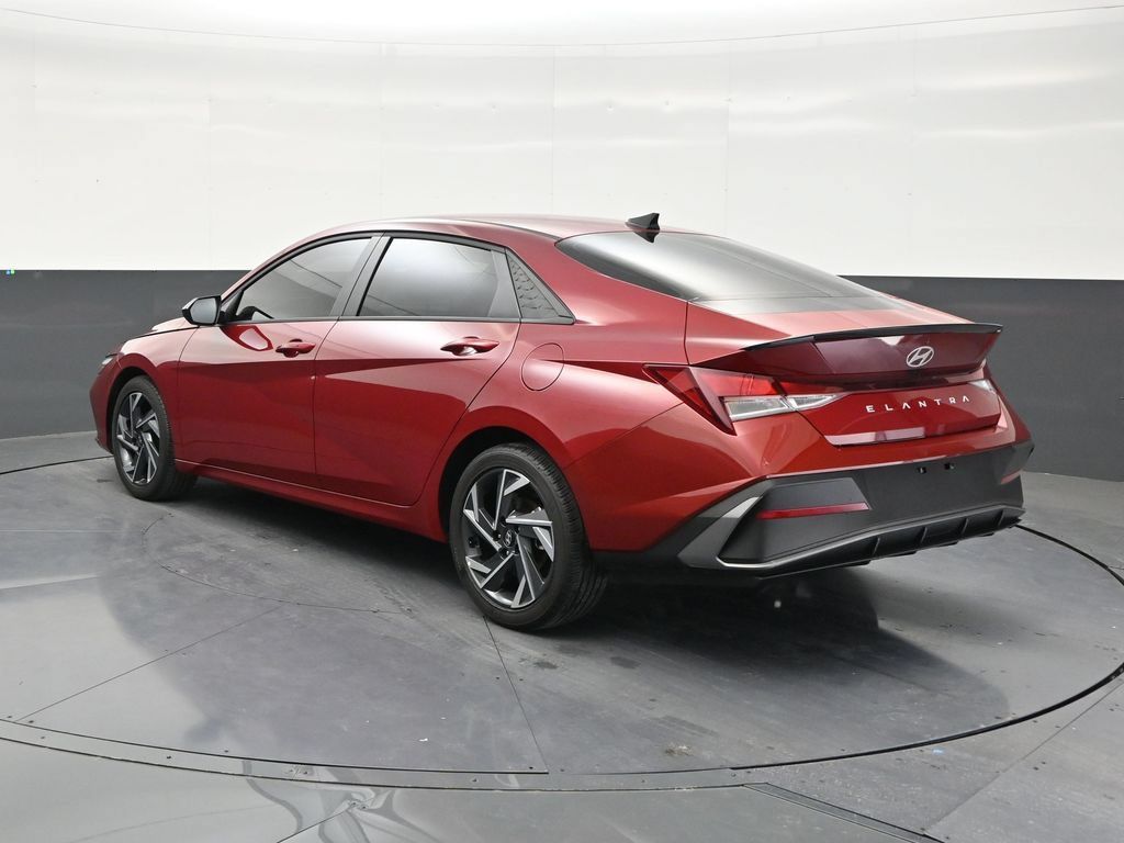 Used 2025 Hyundai Elantra Sport FWD image 3