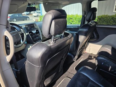 Used 2014 Chrysler Town & Country Touring-L FWD image 18