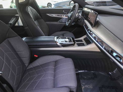 Used 2025 BMW i7 M70 image 13