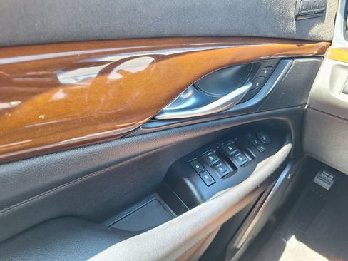 Used 2018 Cadillac Escalade ESV Luxury RWD image 21