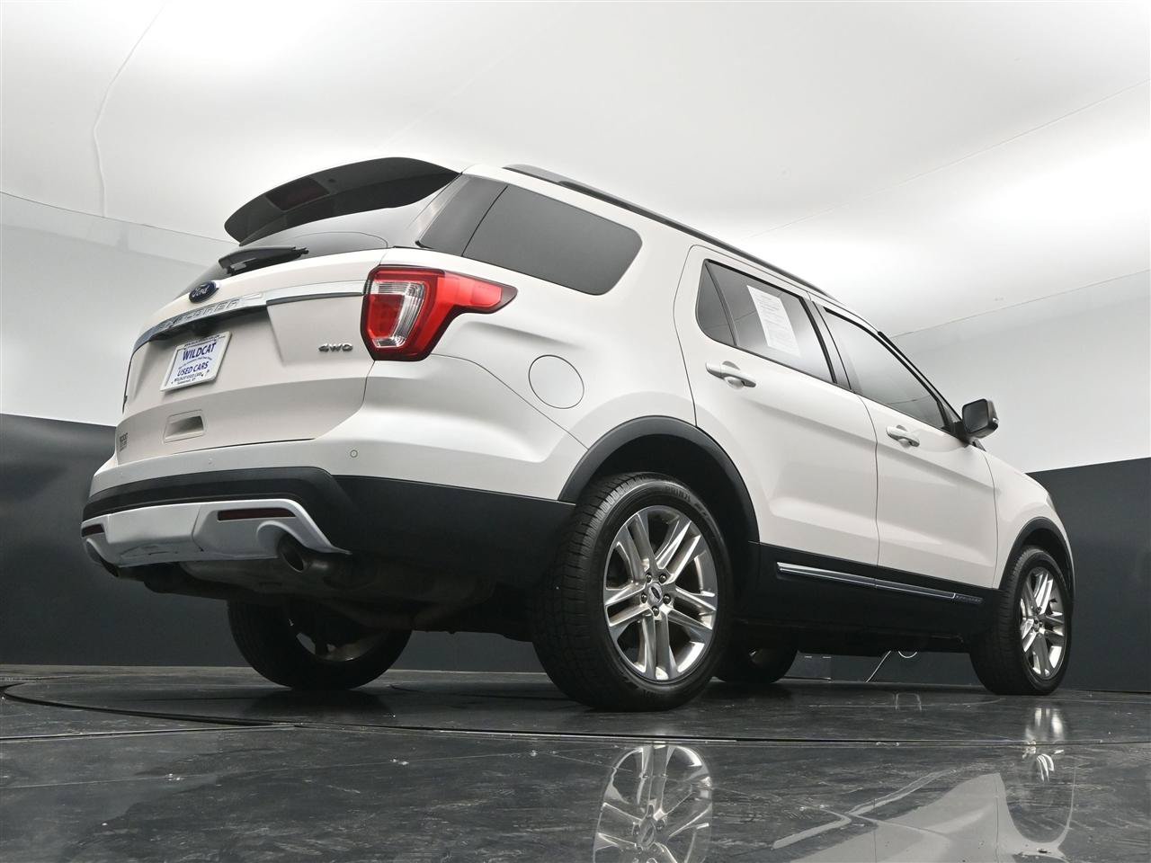 Used 2017 Ford Explorer XLT w/ Equipment Group 202A AWD/4WD image 32