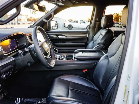 Certified 2024 Jeep Wagoneer Series II w/ Flexible Seating Group image 28