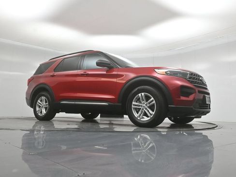 Used 2023 Ford Explorer XLT RWD image 3