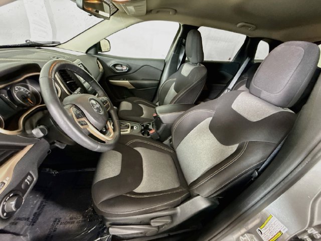 Used 2017 Jeep Cherokee Sport w/ Cold Weather Group AWD/4WD image 18