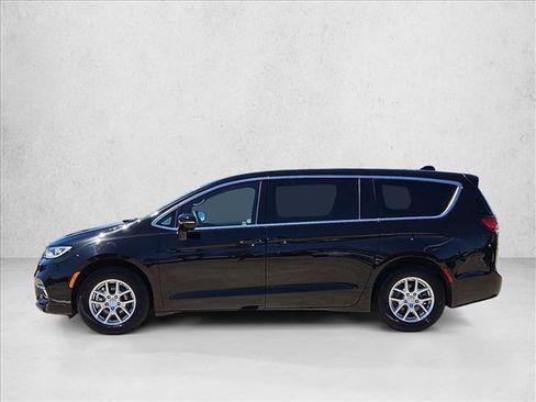 Used 2025 Chrysler Pacifica Select image 9