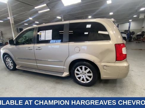 Used 2013 Chrysler Town & Country Touring FWD image 7